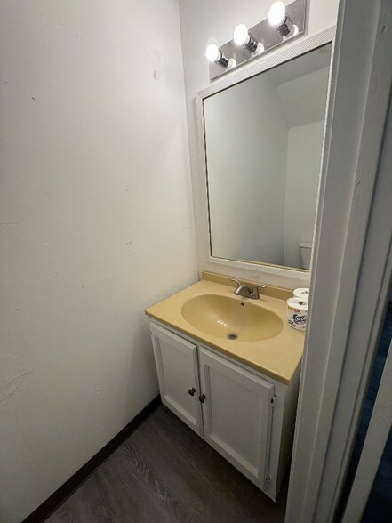 Building Photo - 313 S Bailey St