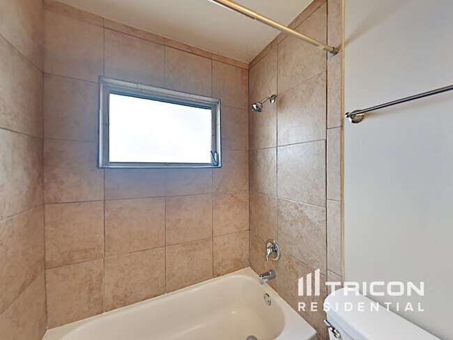 Building Photo - 227 Lochmond Dr