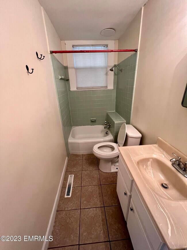 Building Photo - 3219 23rd Ave