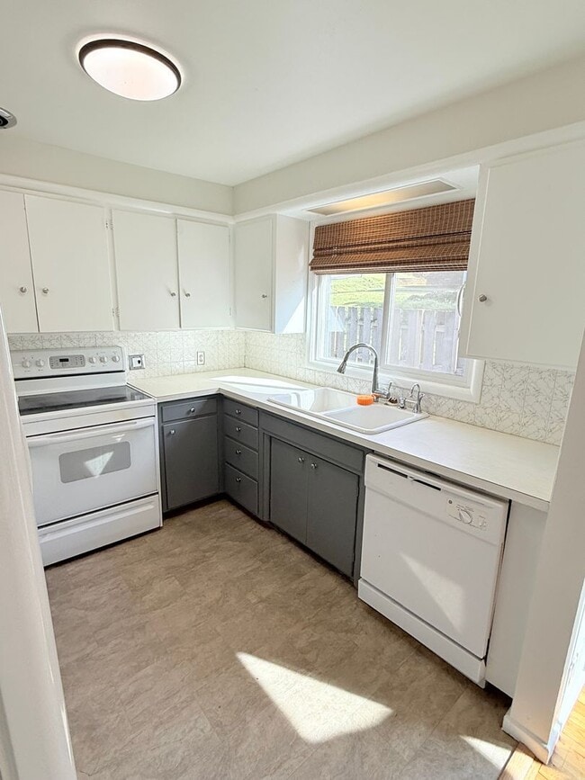 Building Photo - Rambler on corner lot in convenient Bremerton location!