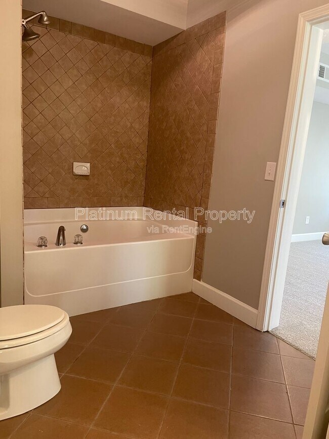 Building Photo - 1305 Smithdale Heights Dr