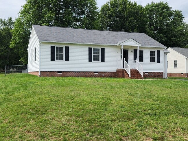 Building Photo - 3 Bedroom 2 Bath Brick Rancher in Mechanic...