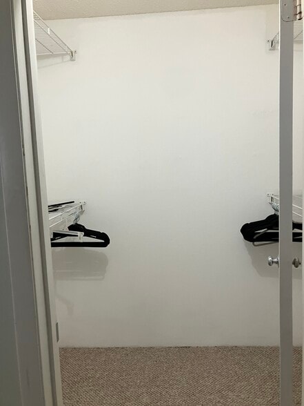 Walkin closets - 3930 S Roosevelt Blvd