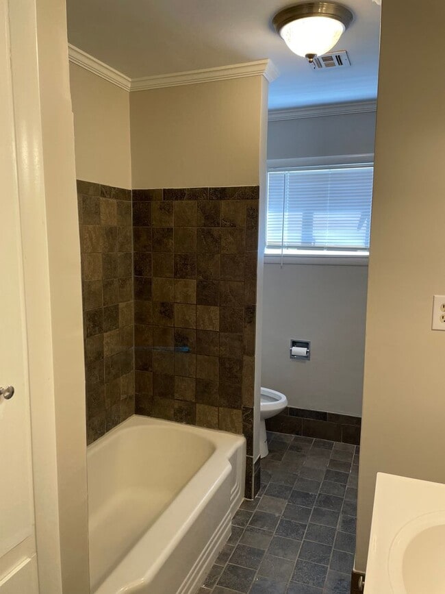 Building Photo - Darling Midtown Charmer! 3 bed 1 bath - NE...