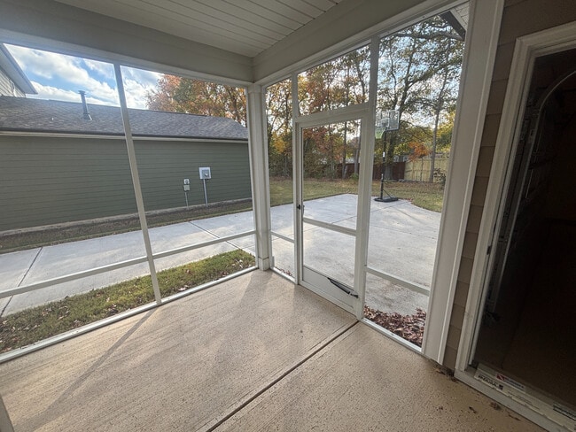 Building Photo - Room in House on Hedge Maple Dr