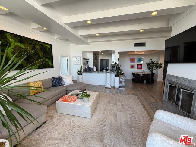 Building Photo - 1155 N La Cienega Blvd