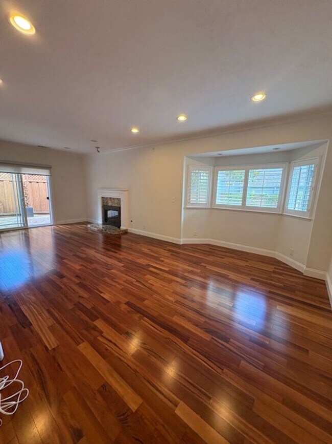 Building Photo - Los Gatos Family Townhome Ready for Move i...
