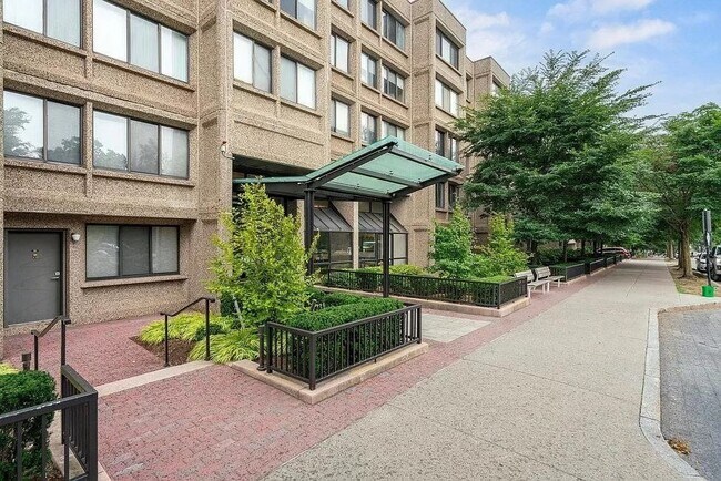 Building Photo - 1731 Beacon St