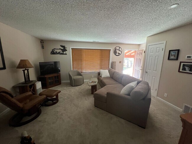 Building Photo - Monthly Rental Available mid-March until end of January 2026