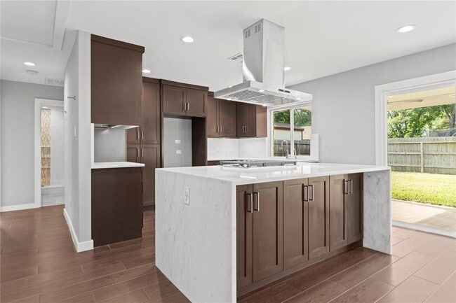 Building Photo - 22435 Elsinore Dr