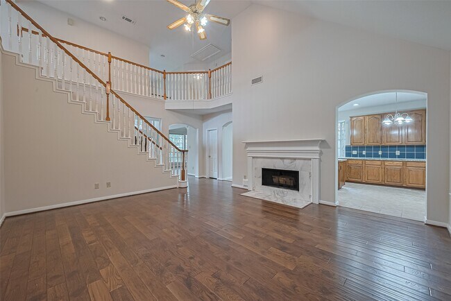 Building Photo - 1327 W Forest Dr