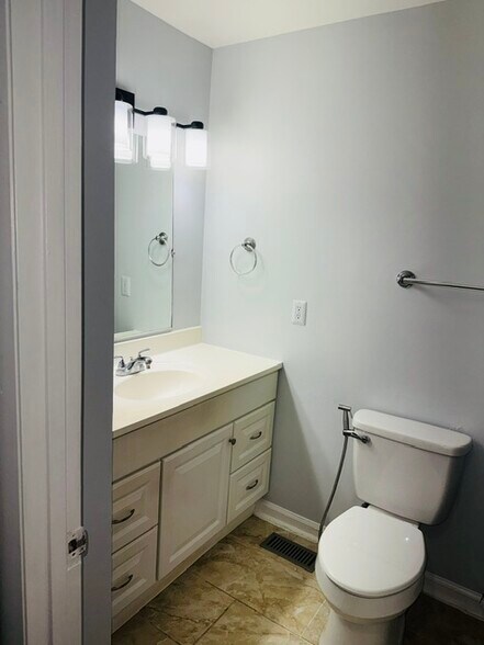 Building Photo - 5 Cherry Manor Ct