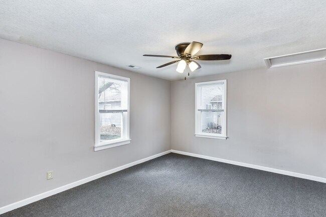 Building Photo - 852 N Belmont Pl