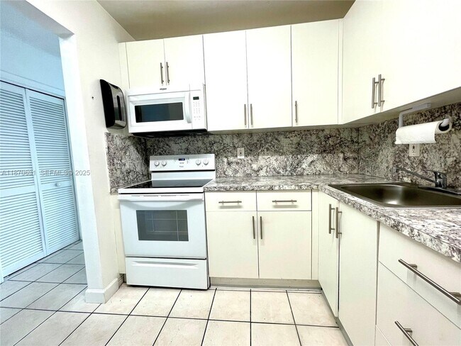 Building Photo - 110 Royal Palm Rd