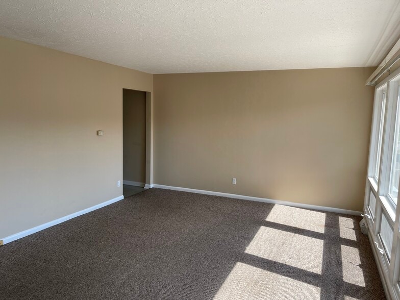 Building Photo - 3615 Kennedy Dr