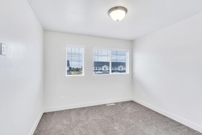 Building Photo - 284 E 1500 N St