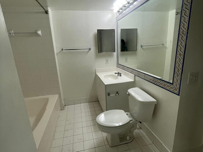 Building Photo - 2 Bedroom Condo in Pembroke Pines