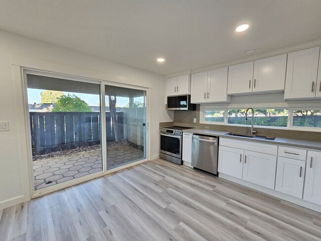 Building Photo - Gorgeous PRIVATE GATED COMMUNITY 3 Bed/2.5 Bath Townhome in Terrace Hills - San Jose