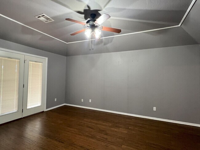 Building Photo - (3) Bed/(2) Bath + Study and Safe Room in ...
