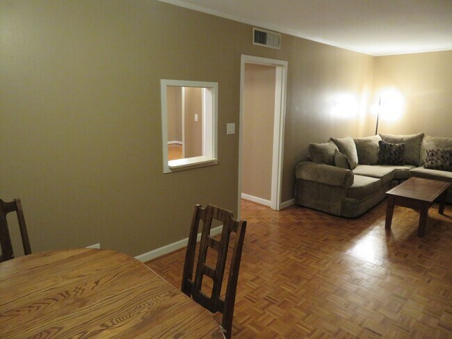 Building Photo - Great location for $2200/month  - 2bd/1ba with TWO assigned parking spaces (tandem spaces)