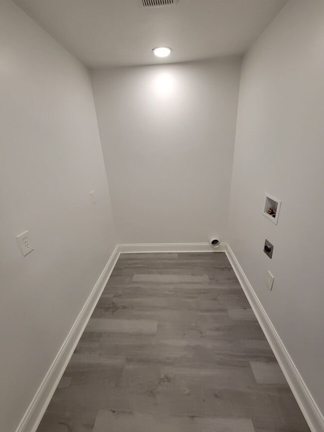 Building Photo - Gorgeous 5 bed 3.5 Bath in Madisonville!!