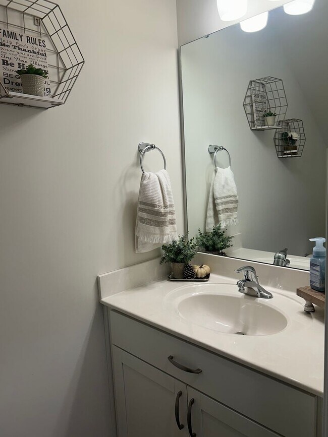 Building Photo - Beautiful 3/2.5 Home for Rent in Greenville!