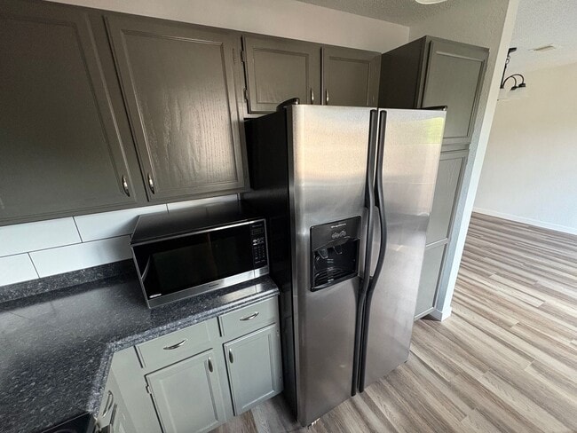 Building Photo - 3 Bed 2.5 Bath Home with 2 Car Detached Ga...