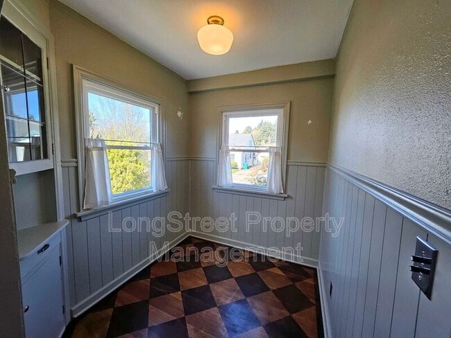 Building Photo - 224 N Russet St