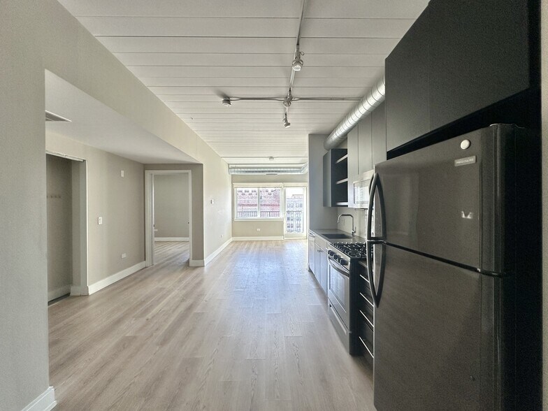 Building Photo - 941 W Belmont Ave