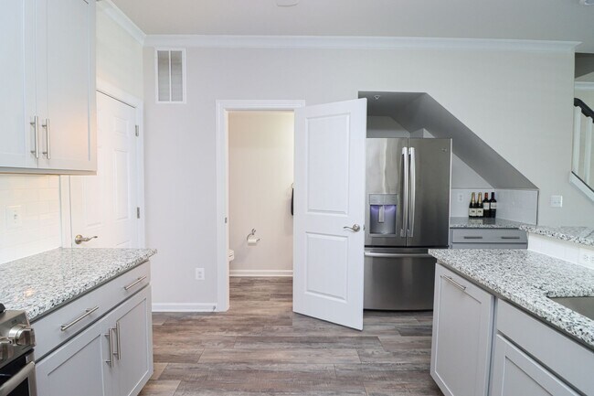 Building Photo - Stunning 3 Bed 2.5 Bath, Newer Condo-Style...