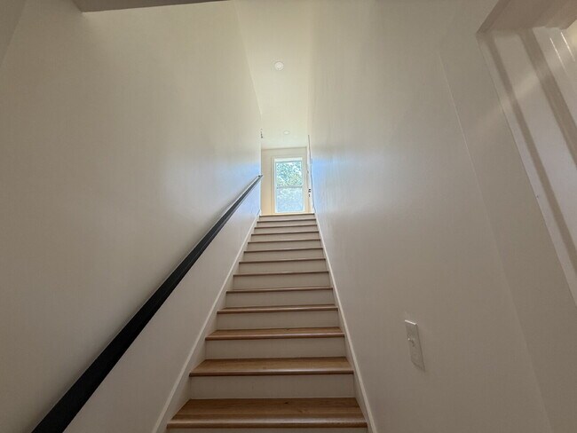 Building Photo - "Spacious 3-Bed, 3.5-Bath in the heart of East Nash