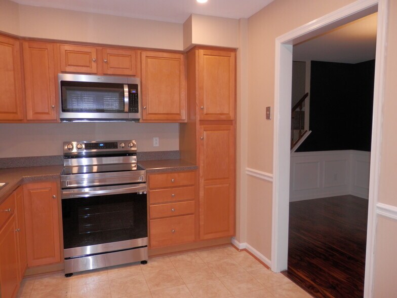 Building Photo - 3201 Bridlewood Dr