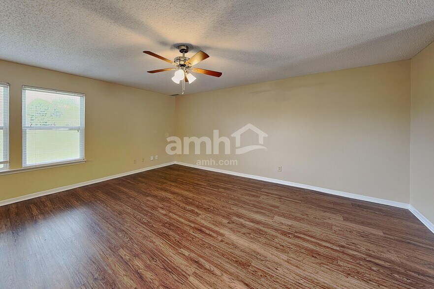 Building Photo - 14470 Forsythia Ln