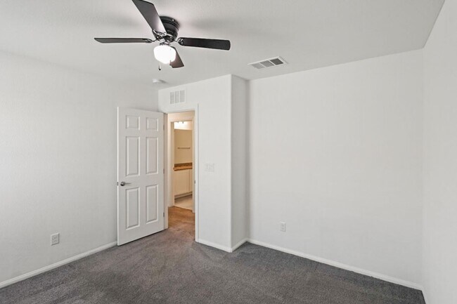 Building Photo - 10589 Sariah Skye Ave
