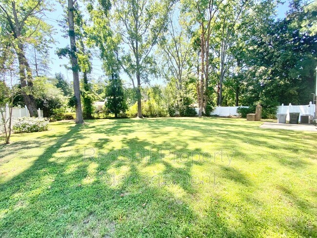 Building Photo - 137 Tanglewood Dr