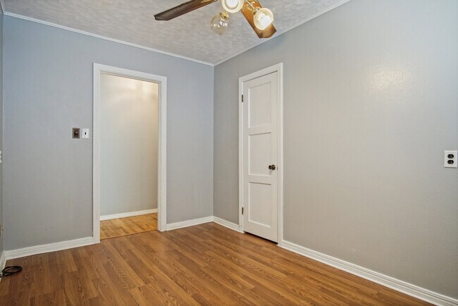 Building Photo - 433 Showalter Dr