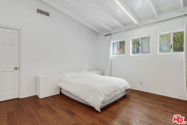 Building Photo - 1175 Las Pulgas Pl