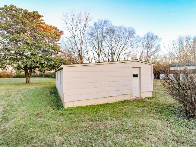 Building Photo - Lawn Care included! Downtown Athens! Walk to Athens State University!