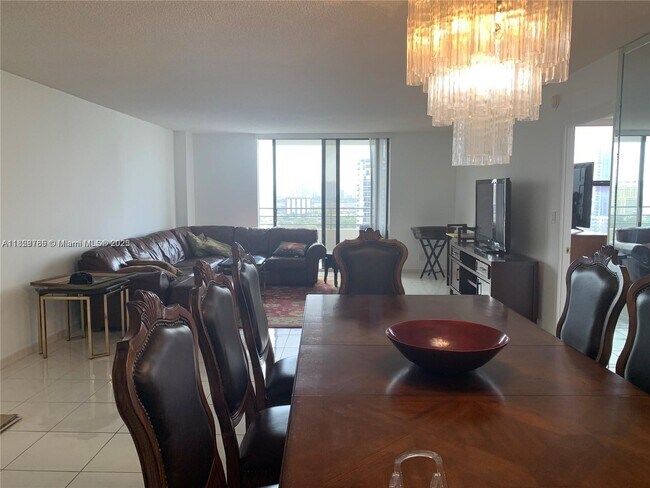 Building Photo - 2500 Parkview Dr