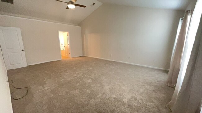Building Photo - 4 Bedroom 2.5 Bath Home Located In Buckshi...