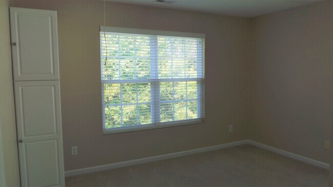 Building Photo - ~~ 4 Bedroom End Unit Townhome            ...