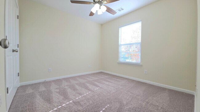 Building Photo - 3 Bedroom, 2.5 bath townhome in Creekside of Richmond Hill