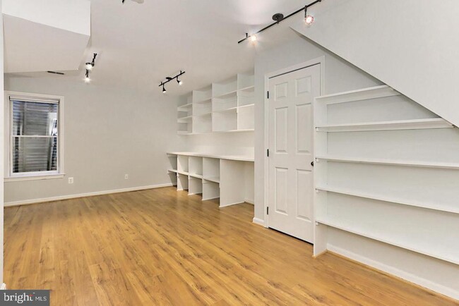 Building Photo - 1024 N Monroe St