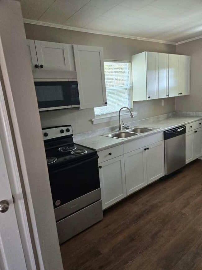 Building Photo - 305 Holliman St