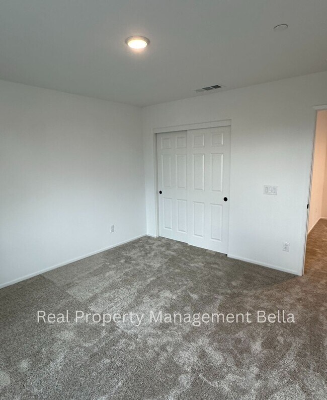 Building Photo - Modern Luxury Awaits: Discover Your Dream Home!