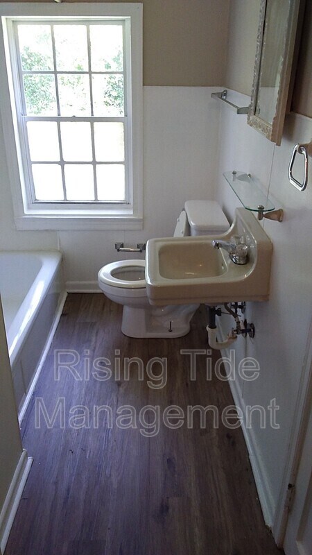 Building Photo - 229 Pinewood Ave