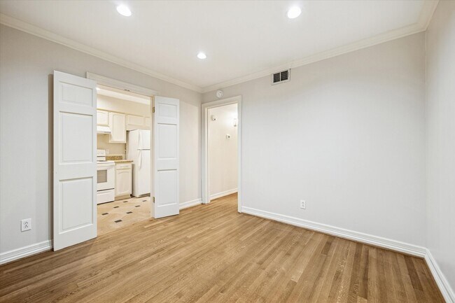 Building Photo - 449 N Post Oak Ln