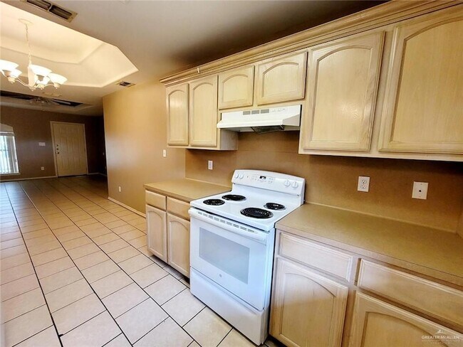 Building Photo - 2402 Tahiti Dr