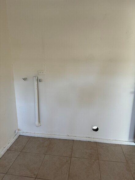 Building Photo - 831 W Walnut Ave