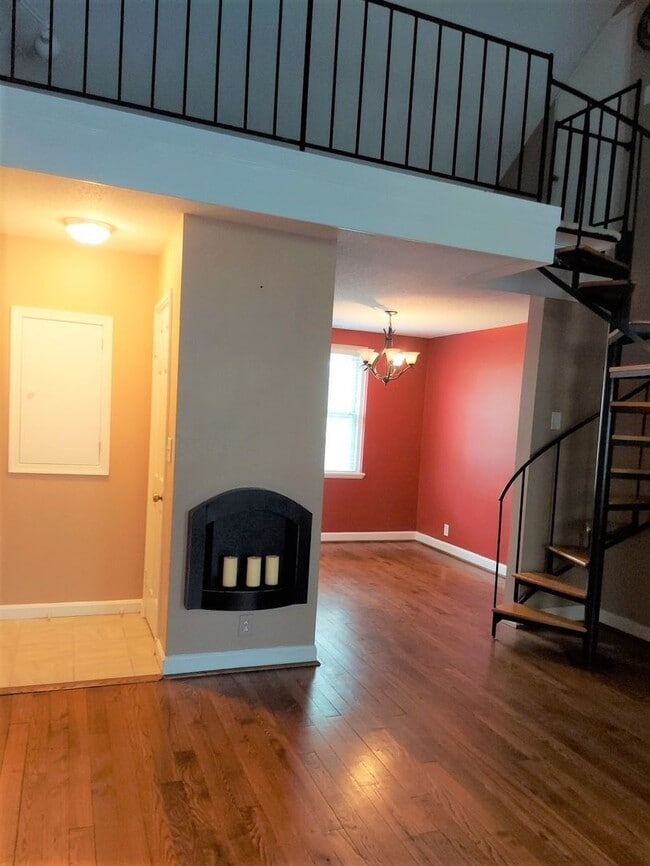Building Photo - Stunning And Spacious 2-Level, 1 Bedroom, ...